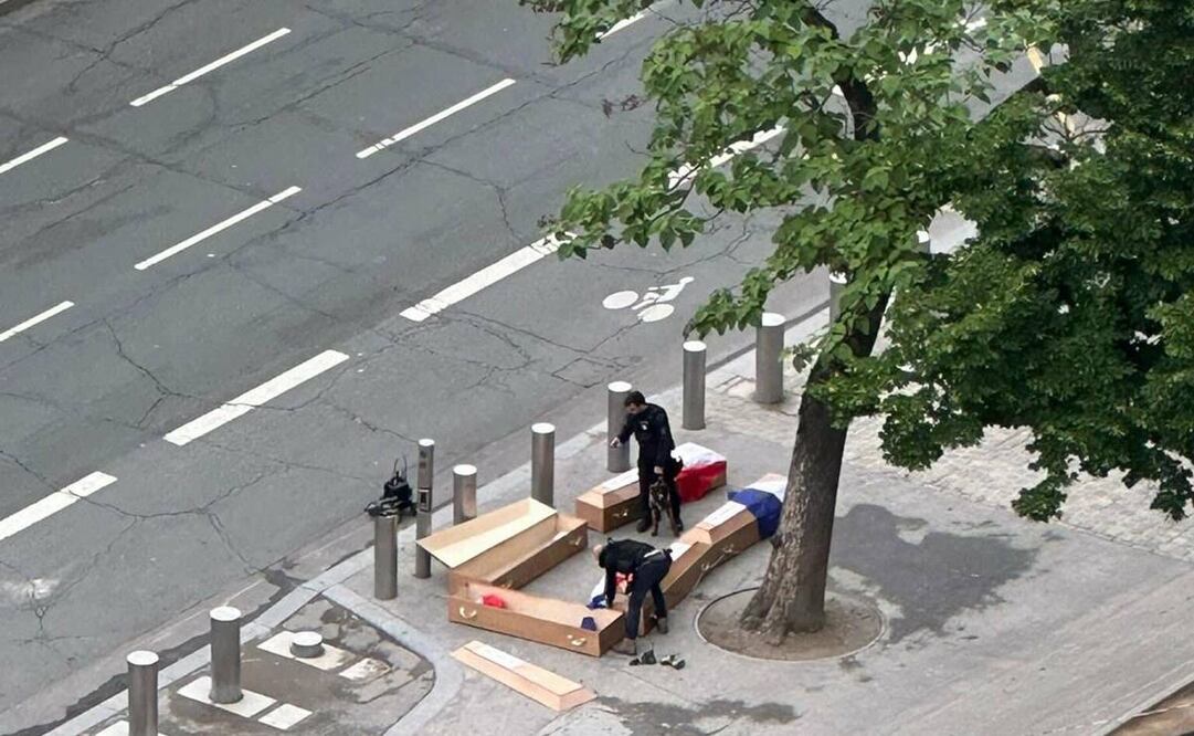 Los 5 ataúdes, cubiertos con banderas francesas y la inscripción "Soldados franceses en Ucrania". Foto: X @MundoEConflicto