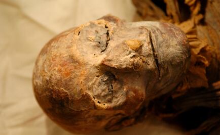 Hallan en Egipto momia de una niña de 13 años junto a pirámide