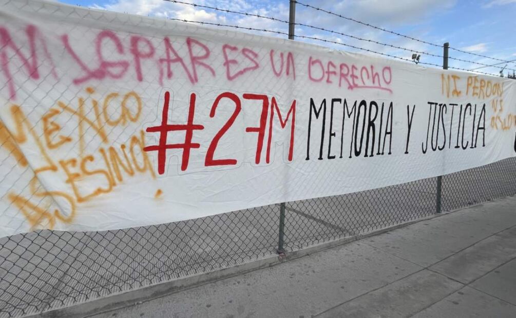 Manta con la leyenda “Migrar es un derecho, ni perdón ni olvido. #27M memoria y justicia” (27/03/2025). Foto: Paola Gamboa / EL UNIVERSAL