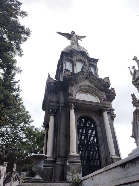 Este mausoleo cuenta con gran cantidad de elementos ornamentales, que van desde columnas, arcos, bóveda y capiteles hasta relieves, esculturas y jarrones escultóricos. Foto: Alicia Vázquez.
