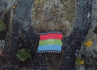 Qué significa la bandera mapuche con la que muchos celebraron la victoria del "Apruebo"