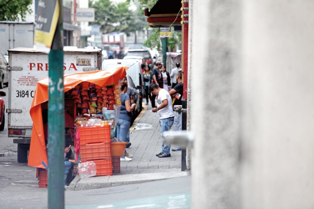 Los vendedores se colocaban en la acera del cine con la cartelera del día y persiguiendo al público hasta el lobby. FOTO: ARCHIVO EL UNIVERSAL