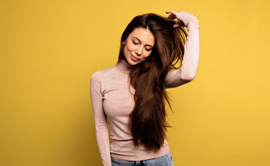 El estilista Francisco Iglesias presenta una nueva línea de productos para el cuidado del pelo, desarrollada en laboratorios de alta tecnología. Foto: Freepik