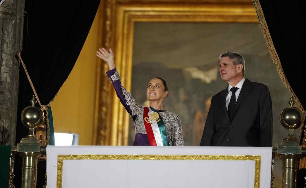 La presidenta Claudia Sheinbaum justo a su esposo Jesús Tarriba en su primer Grito de Independencia desde Palacio Nacional. 15 de septiembre 2025/ Foto: Diego Simón. EL UNIVERSAL