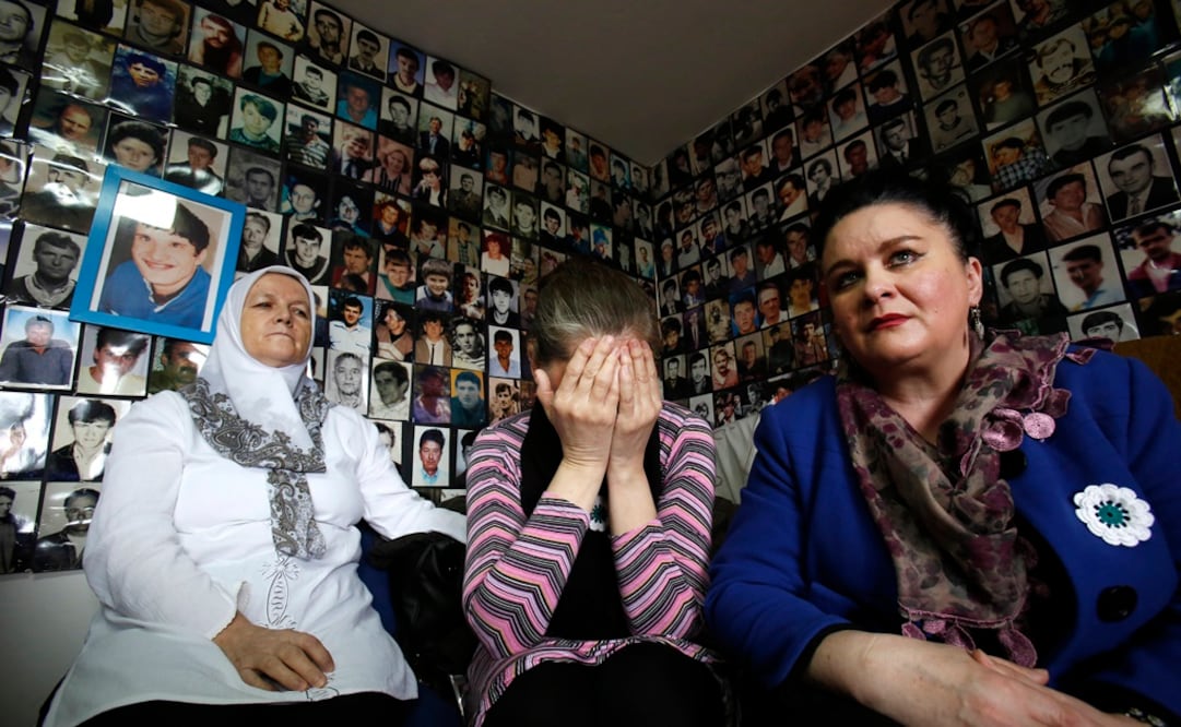 atima Mujic, Vasvija Kadic and Mirsada Kahriman, cuyos familiares fueron asesinados en Srebrenica, reaccionan a la condena contra Karadzic. (AP)