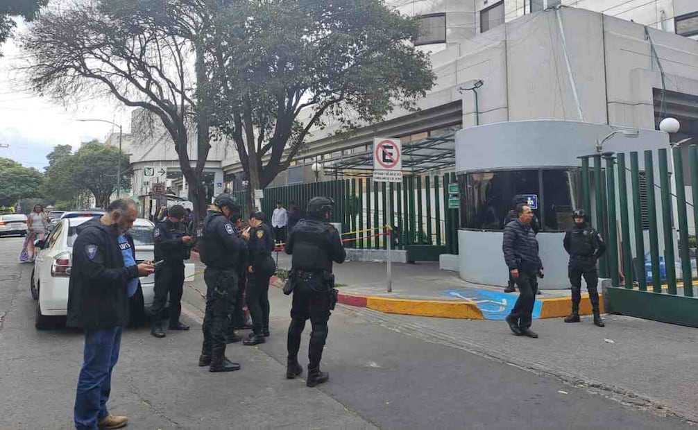 Elementos de seguridad resguardan el Hospital Regional No.1 tras balacera. Foto: Juan Carlos William. EL UNIVERSAL