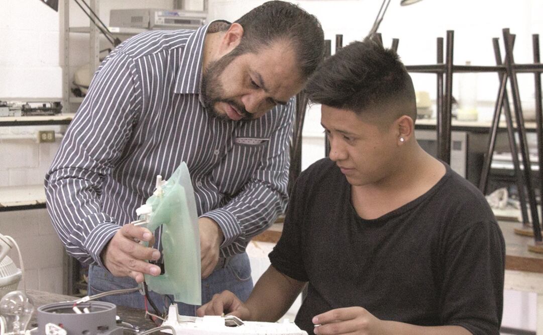 Por medio del programa, los jóvenes recibirán una beca de 3 mil 600 pesos al mes hasta por un año y se buscará que sean contratados por el mismo centro de trabajo que los capacite. Foto: ARCHIVO EL UNIVERSAL