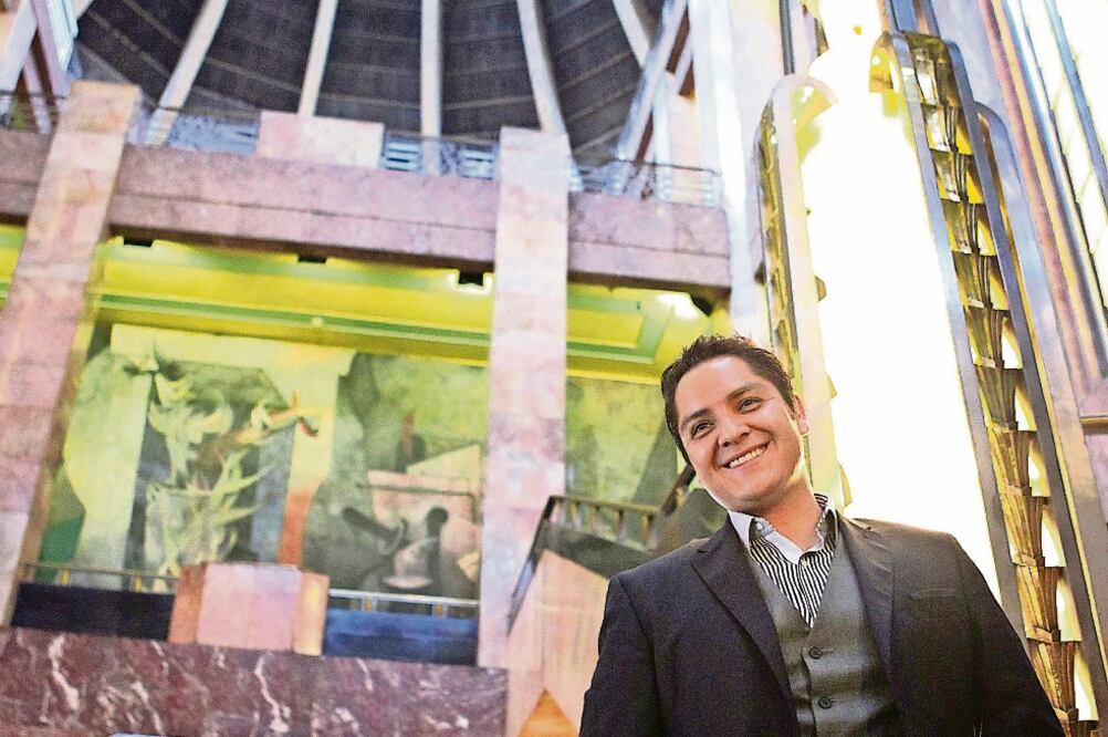 El tenor forma parte del Coro del Teatro de Bellas Artes desde 2011, también participa en producciones independientes (LUCÍA GODÍNEZ. EL UNIVERSAL)