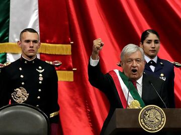 Cadete roba corazones en toma de protesta de AMLO