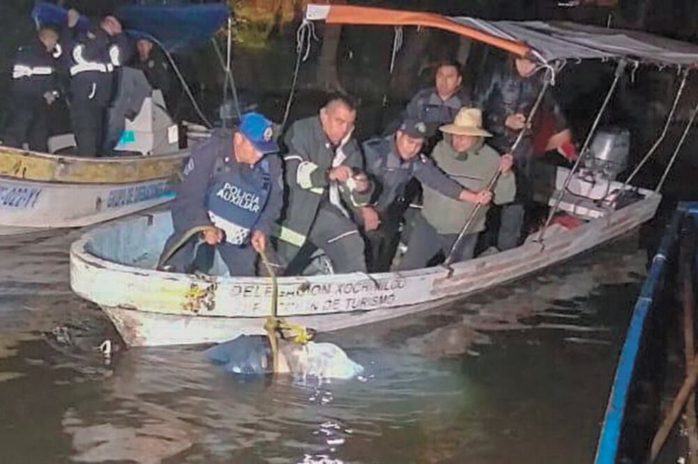 Chema festejaba su cumpleaños pero la trajinera empezó a inundarse y al pasarse a otra cayó, dijeron familiares; hallaron su cuerpo 12 horas después. Foto/ARMANDO MARTÍNEZ. EL UNIVERSAL