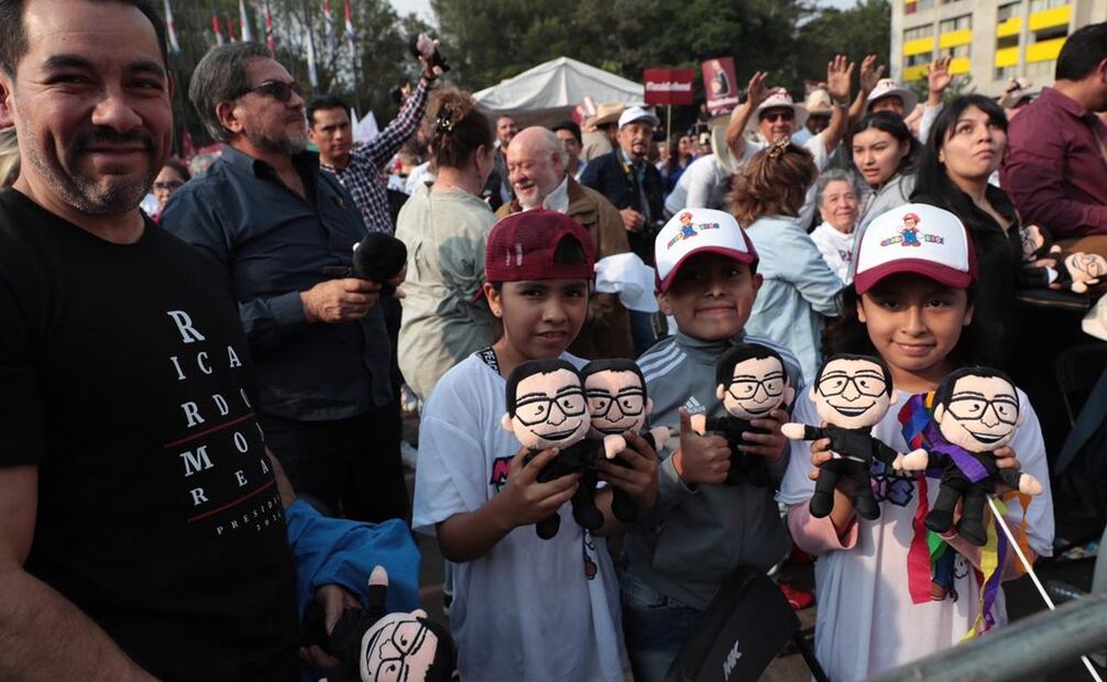 Simpatizantes con peluches del aspirante Ricardo Monreal en su cierre de campaña interna de Morena en la Plaza de las Tres Culturas. Foto: Juan Boites/ El Universal