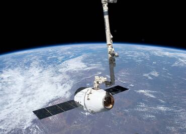 Cohete de SpaceX se acopla con éxito a la EEI, abastecerá a astronautas de material científico