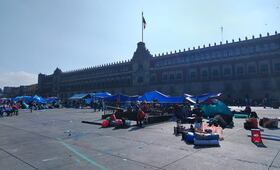 Maestros de la CNTE continúan con retiro de plantón en el Zócalo; alistan "mensaje a la nación"