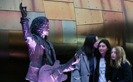 Develan estatua de Chris Cornell en Seattle