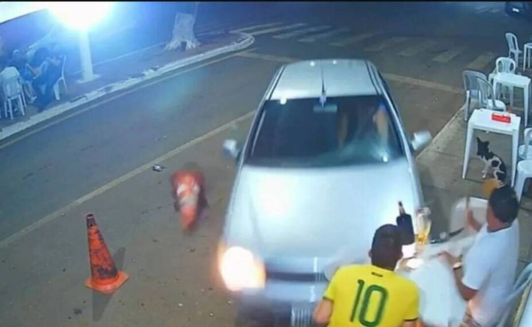 Un video captó el momento en que una mujer atropelló a su pareja en un bar en Gorais, Brasil. CAPTURA