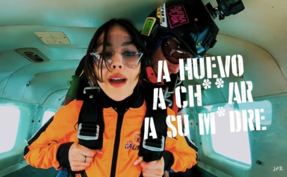 Danna Paola casi vomita al ser lanzada de un avión por Juanpa Zurita