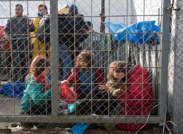 Varados más de 7 mil migrantes en frontera Grecia-Macedonia