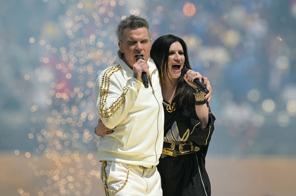 Laura Pausini y Robbie Williams en la final del Mundial de Clubes 2025.
Foto: AFP / Juan Mabromata