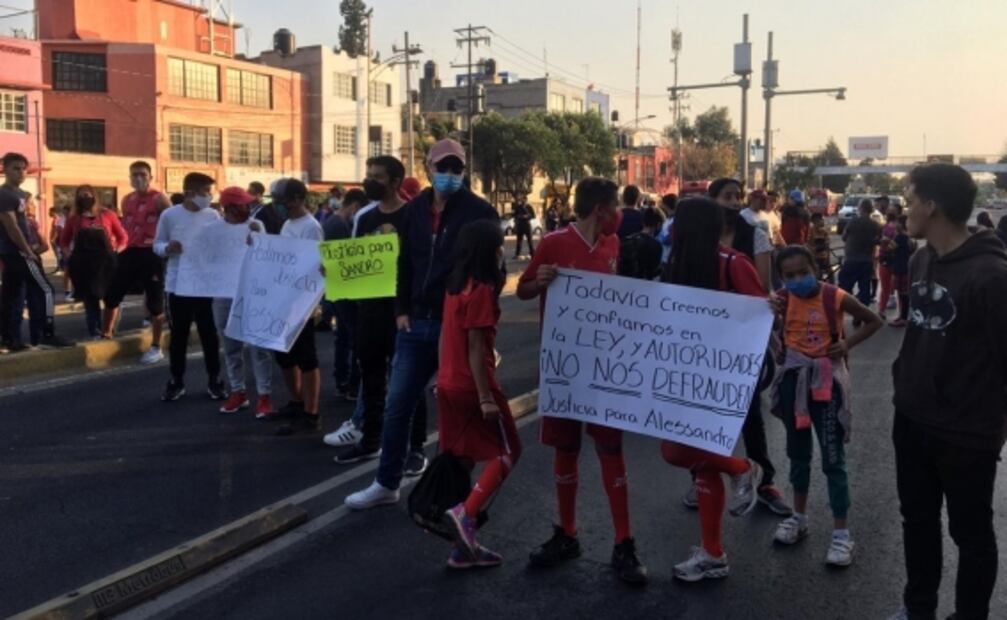 "Pamboleros" protestan en deportivo por su compañero Alessandro, el niño hallado en maleta