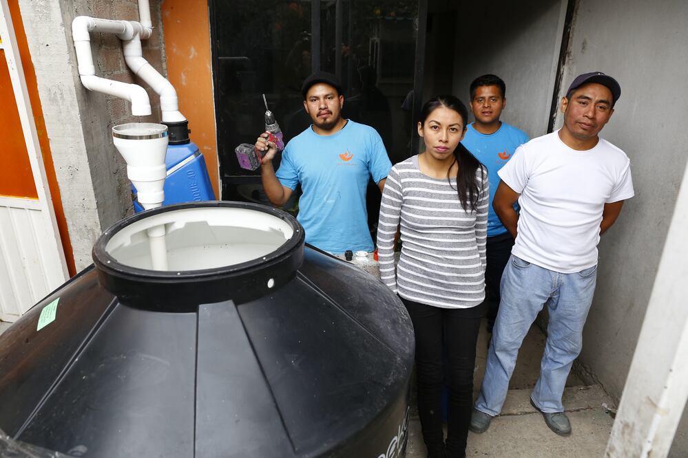 Llevan agua de lluvia para los afectados del sismo