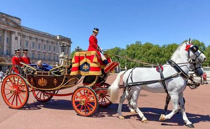 Exsecretaria de AMLO que detuvo vuelo presume ser embajadora ante la Reina Isabel 