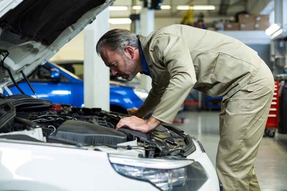 El principal componente dañado de un coche inmóvil es la batería. Foto: Freepik
