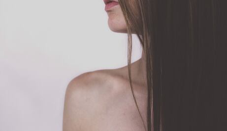 Por qué comprar el aceite de coco para el pelo que venden en playas