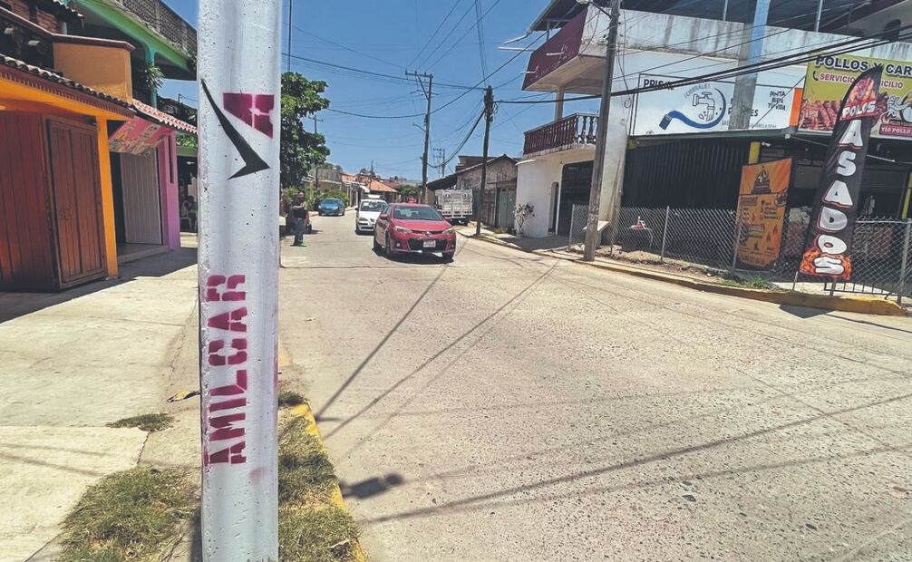 En casi todo el estado, principalmente en Acapulco, Chilpancingo, Iguala y Zihuatanejo, se pueden ver bardas, algunos espectaculares e incluso en el papel de las tortillas los nombres de algunos aspirantes de Morena a la candidatura. Foto: Arturo de Dios Palma y Salvador Cisneros/ EL UNIVERSAL