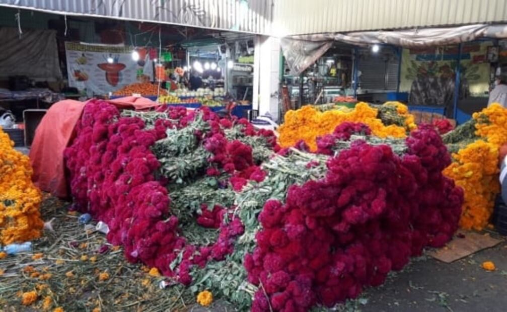 Por bajas ventas, regalan flor de cempasúchil en mercado Jamaica