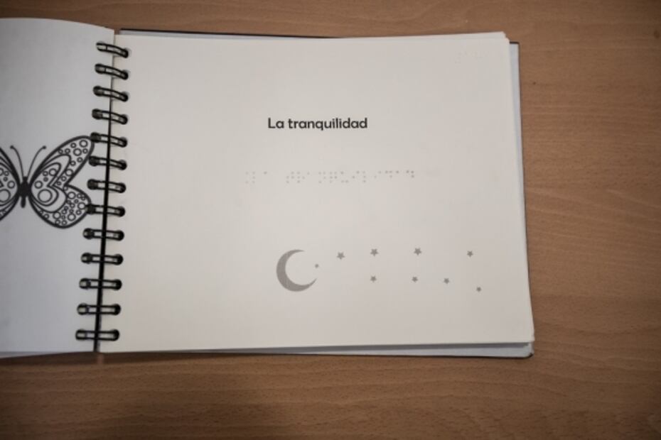 Universitaria crea libro para que ciegos conozcan los colores