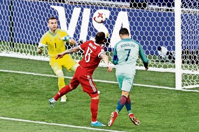 Cristiano acerca a Portugal a semis