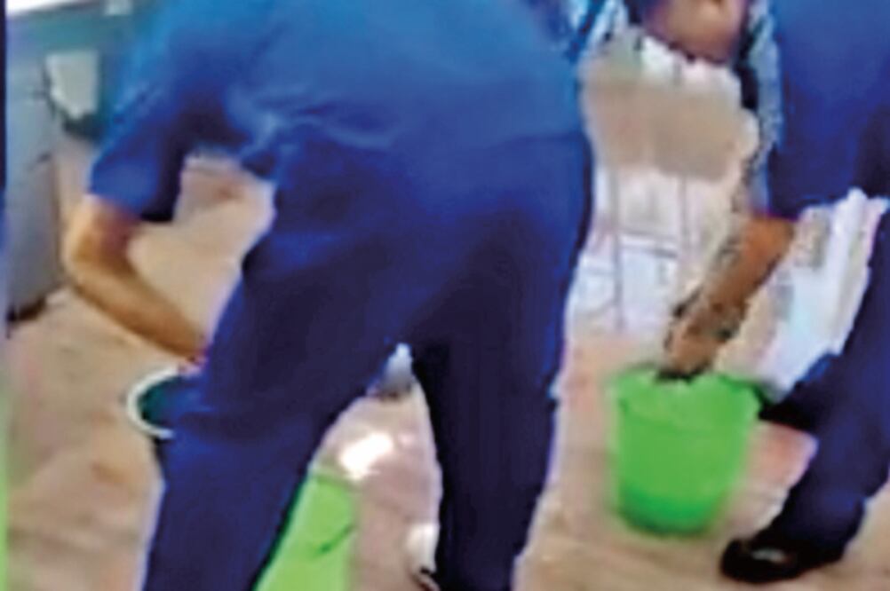 Los empleados fueron retenidos en el edificio, mientras que personal de limpieza recogió el agua encharcada (FOTOS TOMADAS DE VIDEO)
