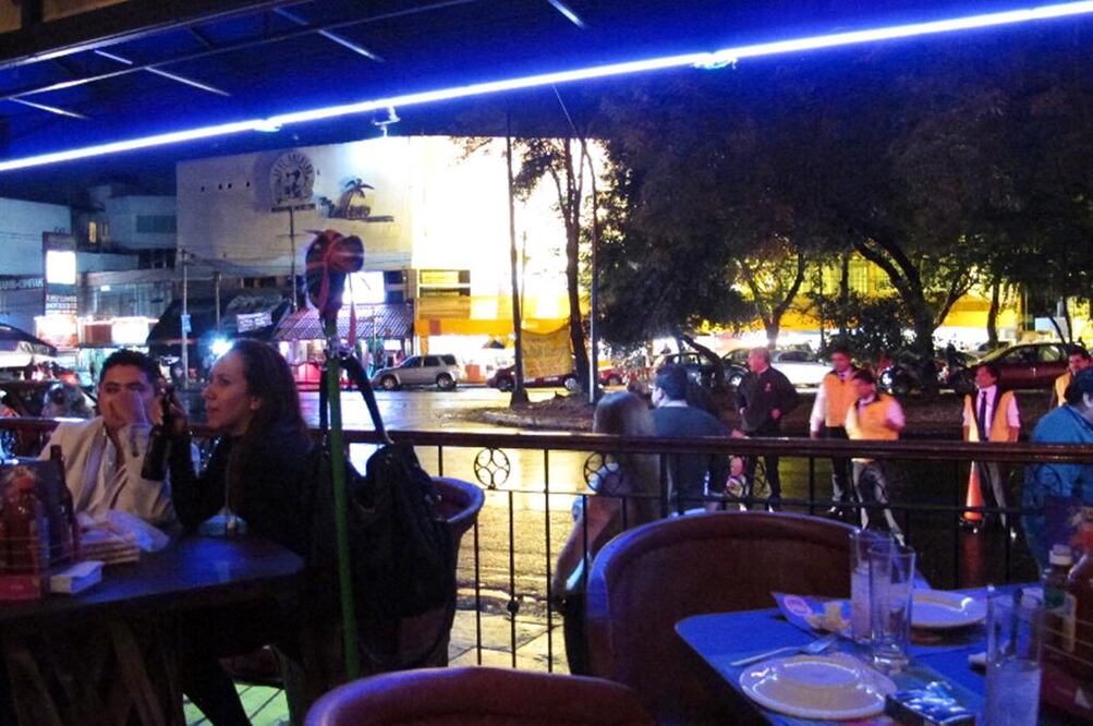 Según las denuncias, los extorsionadores acuden a negocios tanto establecidos, hasta puestos ambulantes o tianguistas (ARCHIVO EL UNIVERSAL)