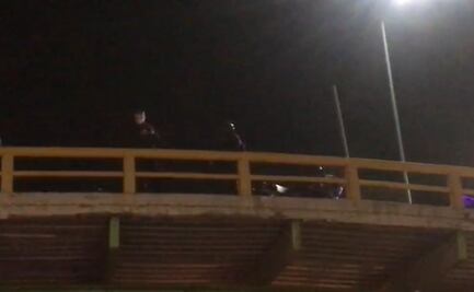 Menor de edad sale proyectada, cae de 15 metros y muere tras choque de motocicleta en Neza