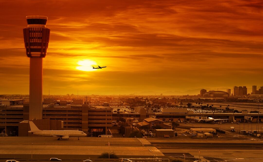 Un controlador aéreo puede trabajar desde la torre del aeropuerto o solo con radares. Foto: iStock