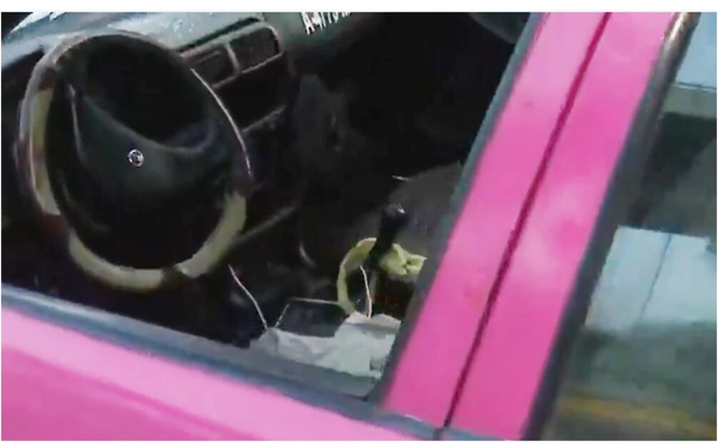 Taxista choca contra poste en Periférico Sur. Foto: Especial