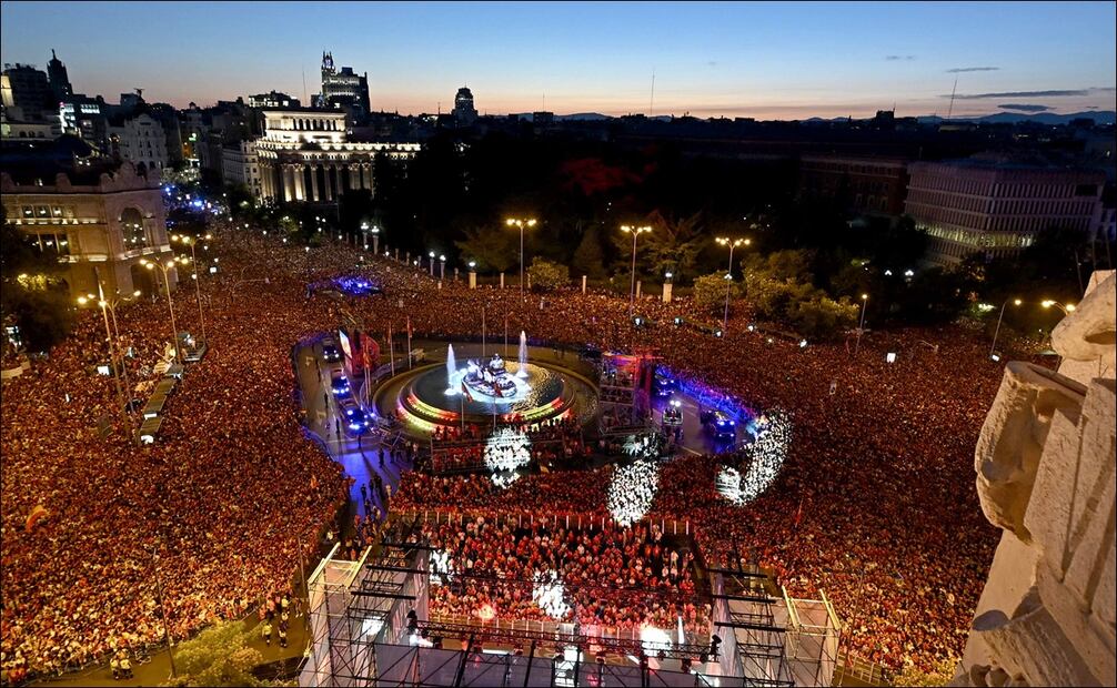 Miles de españoles festejan la obtención de la Eurocopa en la Plaza Cibeles / Foto: EFE