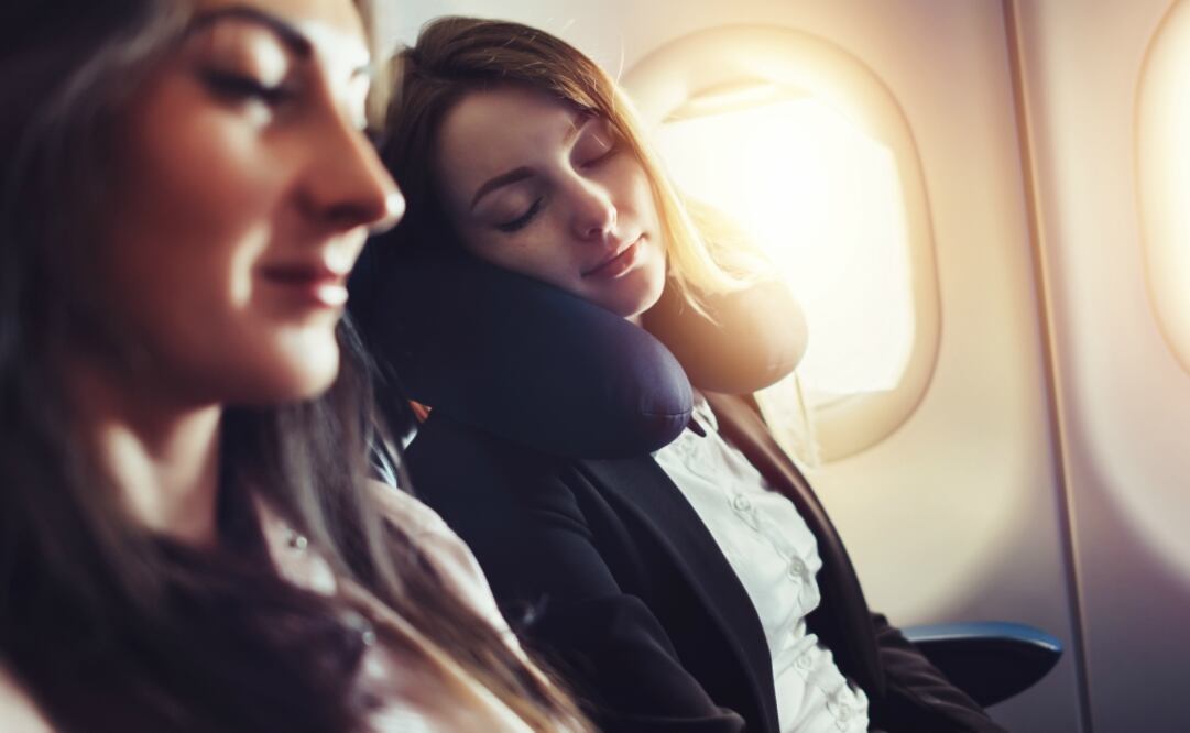Dormir mientras despega el avión puede causarte mareos o una infección en el oído.  (Foto: iStock)