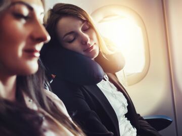 ¿Por qué NO debes dormirte mientras despega el avión?