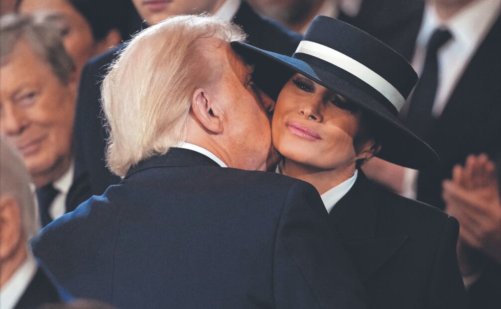 Trump se acercó a su esposa Melania para darle un beso, pero le
estorbó el sombrero que eligió la ahora primera dama de EU. (21/01/2025) Foto: Julia Demaree Nikhinson / AFP