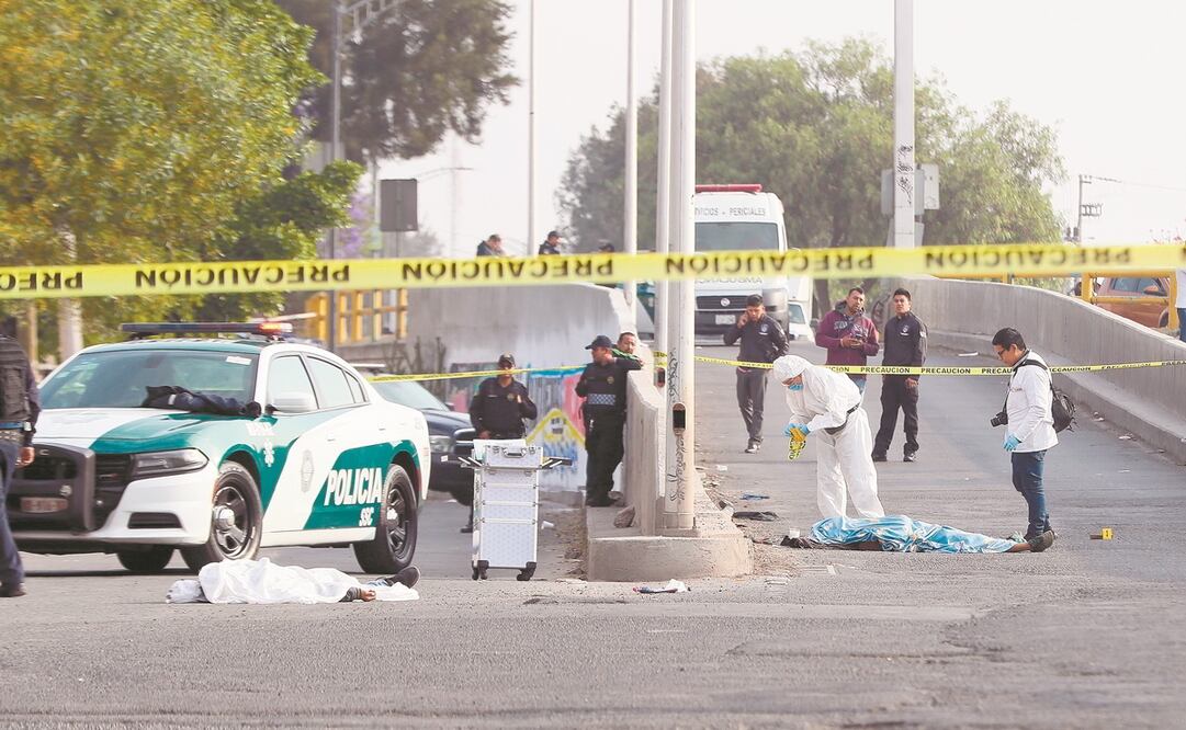 Los tres jóvenes quedaron tirados en diferentes direcciones; dos de ellos con un cuchillo y una pistola tipo escuadra, con las cuales, presumen, amagaron a los pasajeros. Foto: RICARDO PÉREZ. EL UNIVERSAL