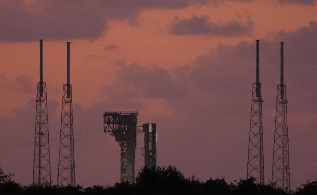 La cápsula Starliner de Boeing, encima de un cohete Atlas V, se encuentra en la plataforma de lanzamiento durante el amanecer en el Complejo de Lanzamiento Espacial 41 el sábado 1 de junio de 2024, en Cabo Cañaveral, Florida. Foto: AP/Chris O'Meara.