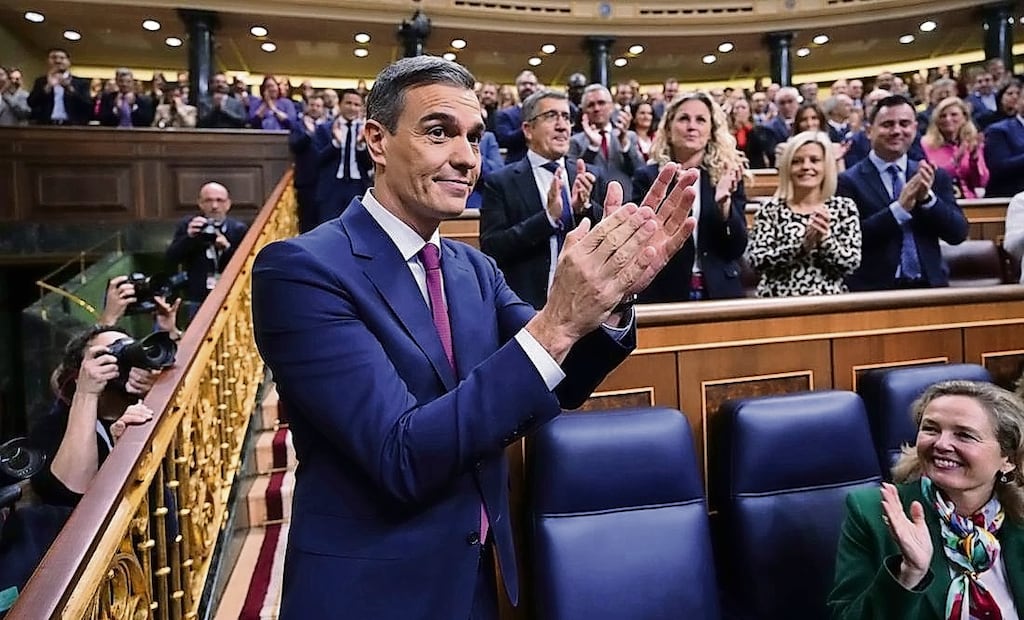 Pedro Sánchez aplaude al inicio del debate de investidura en el Congreso de los Diputados, en Madrid. Foto: AP