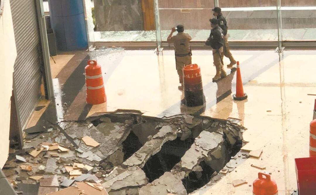 Además de la ruptura en el suelo, los vecinos temen por cristales estrellados que quedaron en la parte alta, lo que pondría en riesgo a miles de personas que acuden a La Cúspide. Foto: Especial.