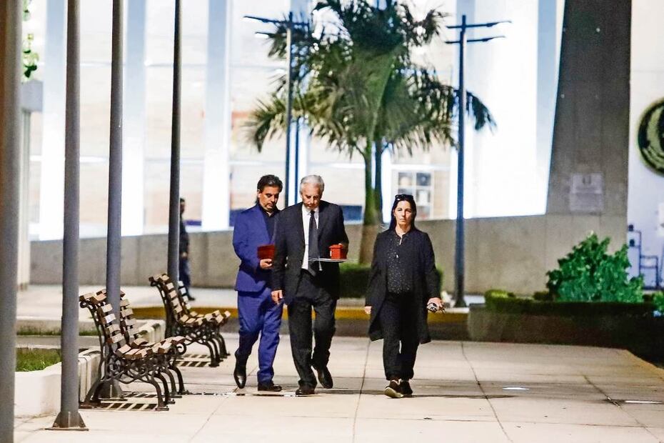 Los hijos de Mario Vargas Llosa cargando las cenizas de su padre: Álvaro (izq.), Gonzalo (centro) y Morgana (der.)/ Renato Pajuelo / AFP
