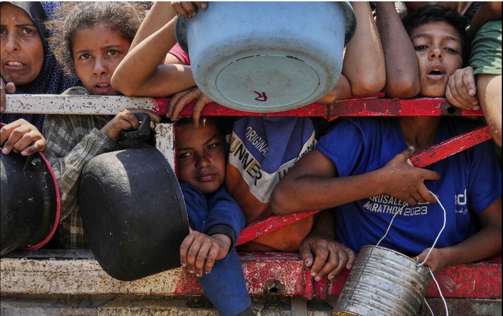 Varios niños palestinos luchan por obtener alimentos donados en una cocina comunitaria en el norte de la Ciudad de Gaza, el sábado 26 de julio de 2025. Foto: AP