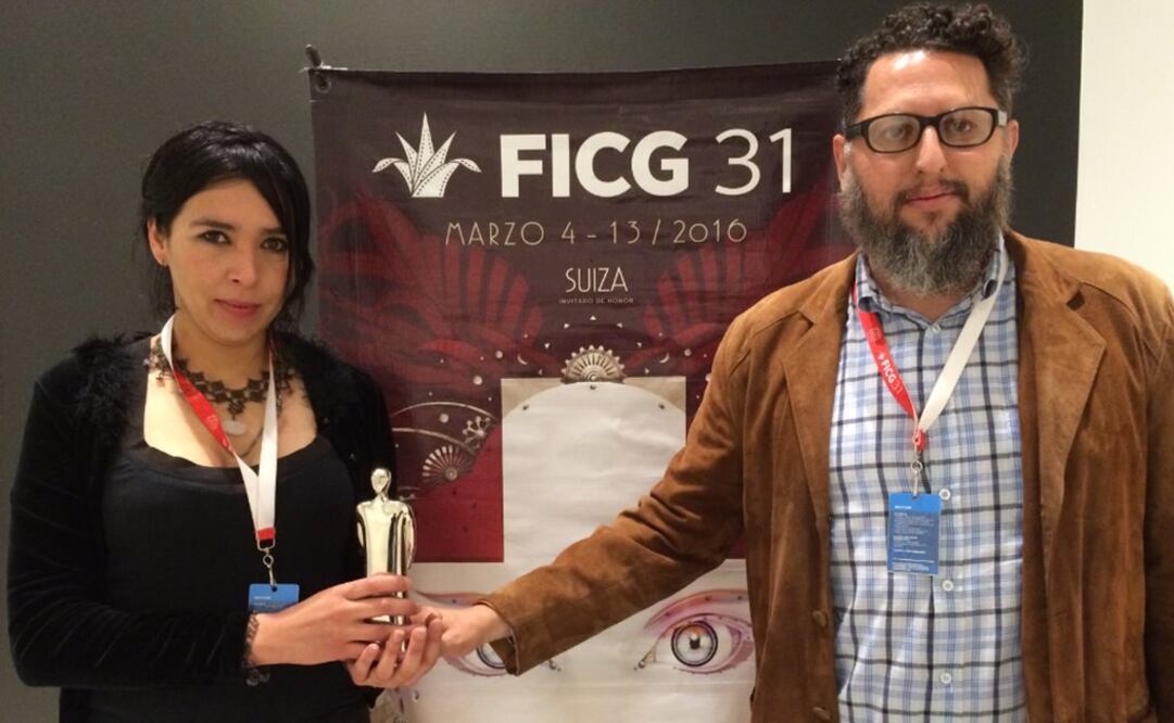 Vanessa Arreola y Amir Galván, de "La cuarta compañía", con el premio que recibieron en el Festival de Guadalajara FOTO: CÉSAR HUERTA