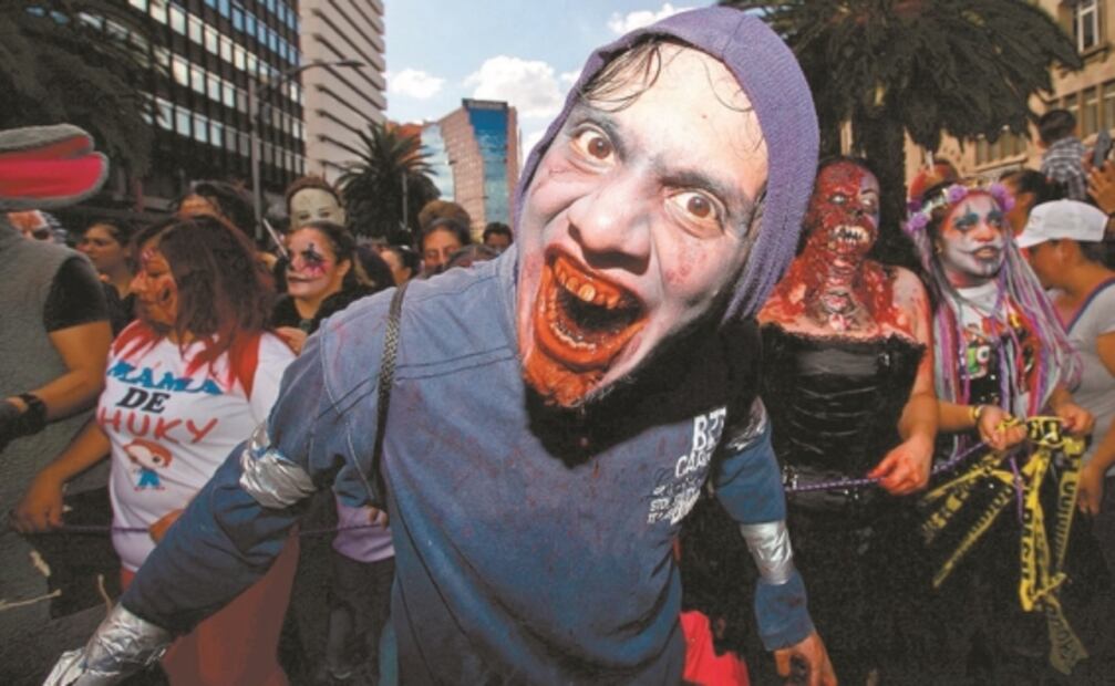 Miles de zombies invaden el Zócalo