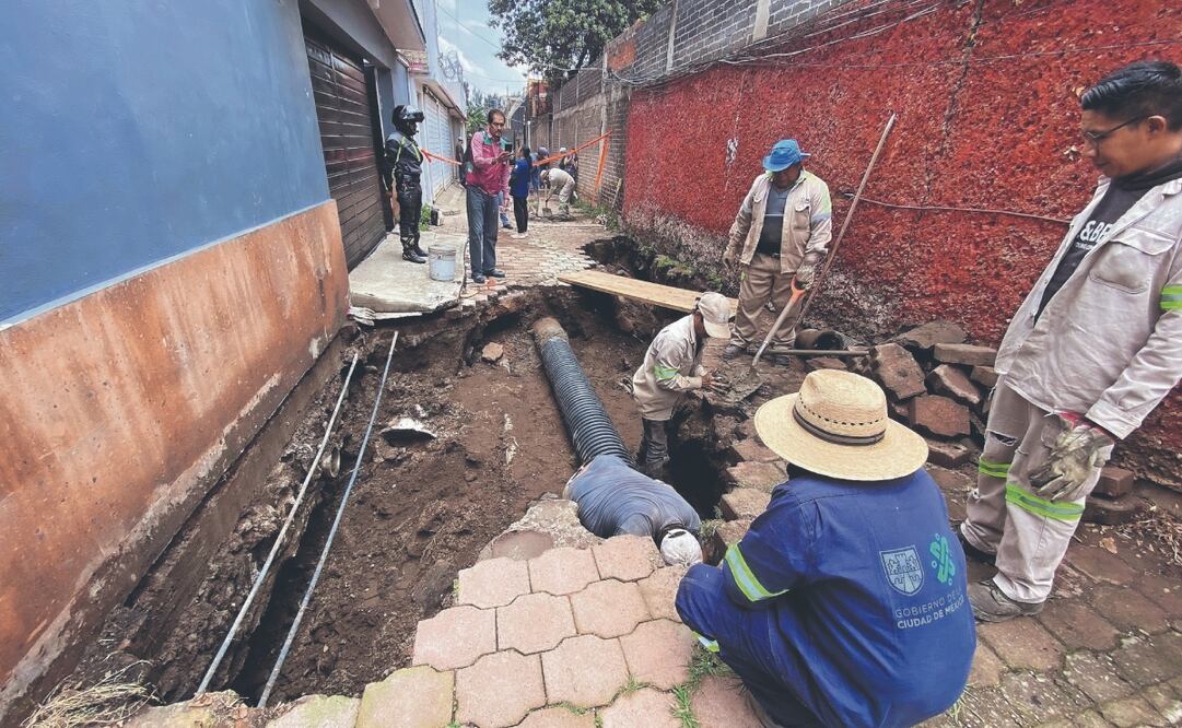 El socavón que se abrió en la alcaldía Xochimilco tiene cinco metros de largo y tres de profundidad. Foto: de JUAN CARLOS WILLIAMS. EL UNIVERSAL