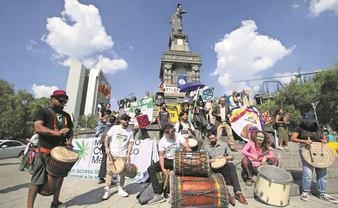 En el Monumento a Cuauhtémoc, colectivos realizaron expresiones de música y baile para concientizar sobre el cuidado de la Tierra. Foto: Carlos Mejía/EL UNIVERSAL